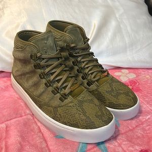 Final Price 🔥🔥Collector Jordan Westbrook 0 Green Suede Snake. Like New.Size:10